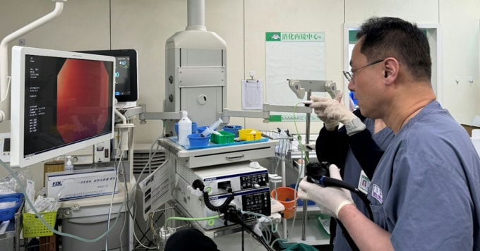 Các bác sĩ gắp chiếc thìa trong ruột bệnh nhân thông qua thủ thuật nội soi. Ảnh: Khoa Tiêu hóa, Bệnh viện Cổ Lâu Nam Kinh