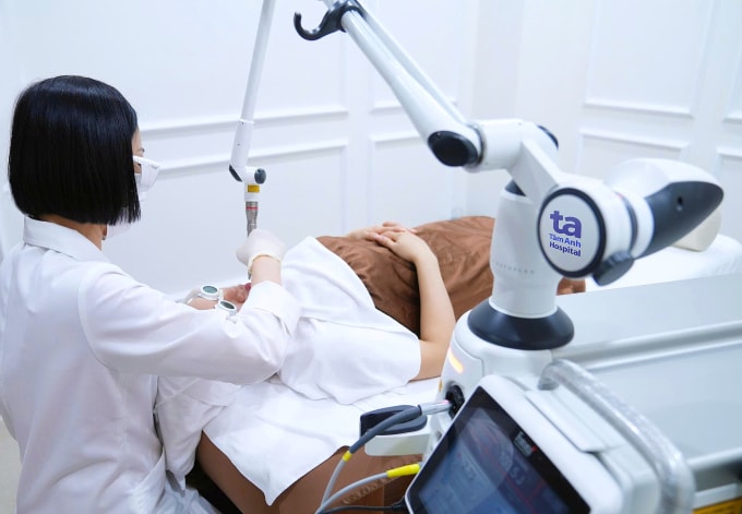 Phụ nữ tuổi trung niên cần khám và đánh giá tình trạng da trước khi áp dụng trẻ hóa bằng công nghệ. Ảnh minh họa: Bệnh viện Đa khoa Tâm Anh