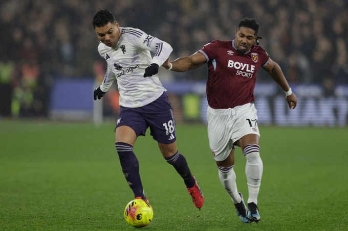 Tiền đạo West Ham Adama Traore (phải) tranh bóng với tiền vệ Man Utd Casemiro trong trận hòa 1-1 ở vòng 26 Ngoại hạng Anh trên sân London ngày 10/2/2026. Ảnh: AFP