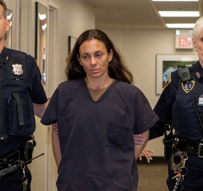 Valerie Cincinelli bị áp giải rời tòa án ở New York, năm 2021. Ảnh: NYP