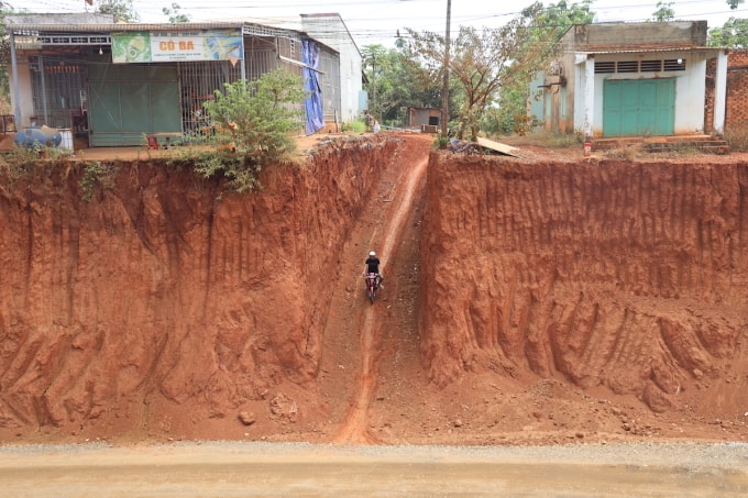 Các hộ dân nguy cơ sạt lở. Ảnh: Phước Tuấn