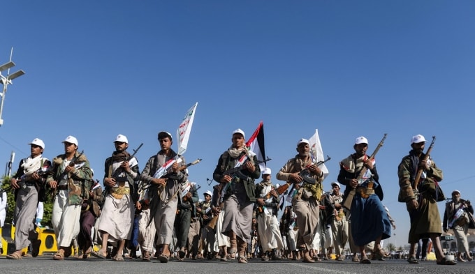 Các thành viên Houthi duyệt đội ngũ trong một buổi lễ tại Sanaa, Yemen, hồi tháng 12/2023. Ảnh: Reuters