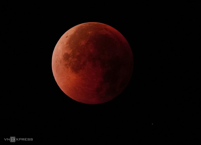 Nguyệt thực toàn phần diễn ra lúc 1h ngày 8/9/2025 ở Hà Nội. Ảnh: Ngọc Thành