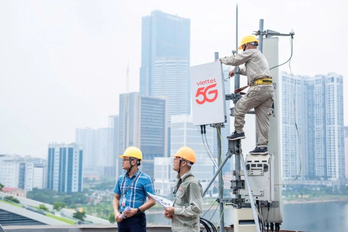 Nhân viên Viettel kiểm tra trạm phát sóng 5G. Ảnh: Viettel