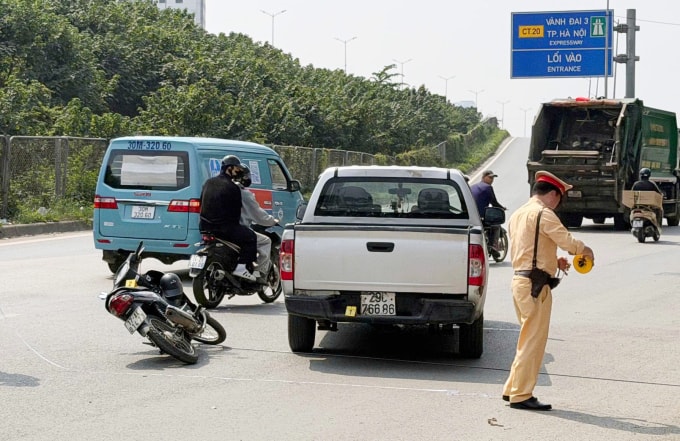 Cảnh sát thực nghiệm lại hiện trường vụ tai nạn. Ảnh: Huy Mạnh