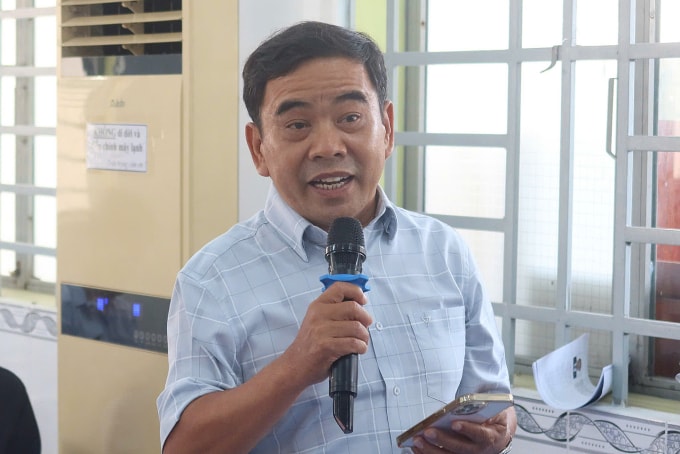 Ông Châu Văn Viên đặt câu hỏi cho luật sư Hà Hải tại biểu tiếp xúc cử tri. Ảnh: Bình Nguyên