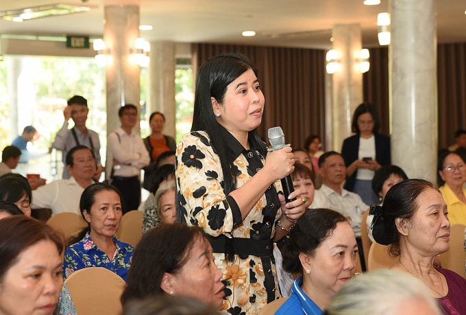 Bà Lê Thị Minh Thảo trình bày ý kiến với các ứng viên đại biểu Quốc hội. Ảnh: Bình Nguyên