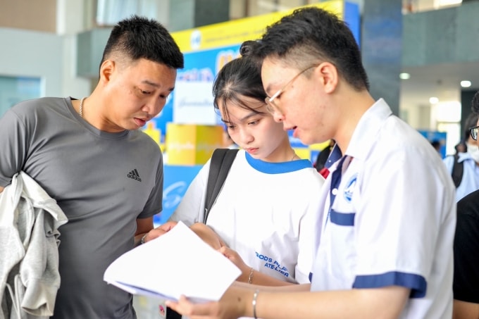 Tân sinh viên và phụ huynh trường Đại học Tài chính - Marketing làm thủ tục nhập học, tháng 9/2025. Ảnh: UFM