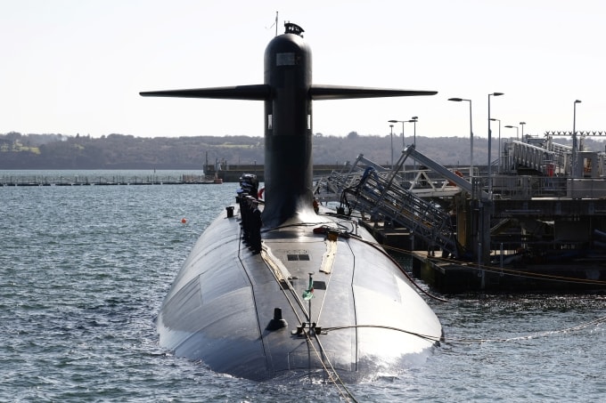 Tàu ngầm hạt nhân Pháp tại căn cứ Ile Longue khi Tổng thống Macron tới thăm ngày 2/3. Ảnh: AFP