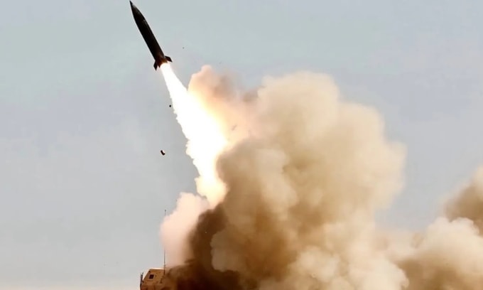 Tên lửa Tấn công Chính xác (PrSM) phóng từ pháo phản lực HIMARS trong ngày đầu chiến dịch Cơn thịnh nộ Kinh hoàng hôm 28/2. Ảnh: US Army