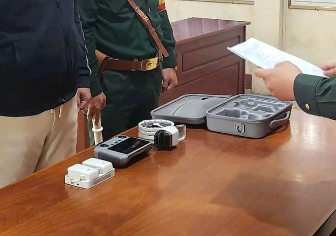 Phương tiện flycam của người vi phạm bị tịch thu. Ảnh: Hà Tỷ