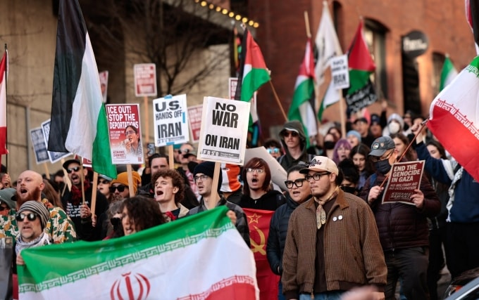 Biểu tình phản đối Mỹ tấn công Iran tại thành phố Seattle, bang Washington, ngày 28/2. Ảnh: AP