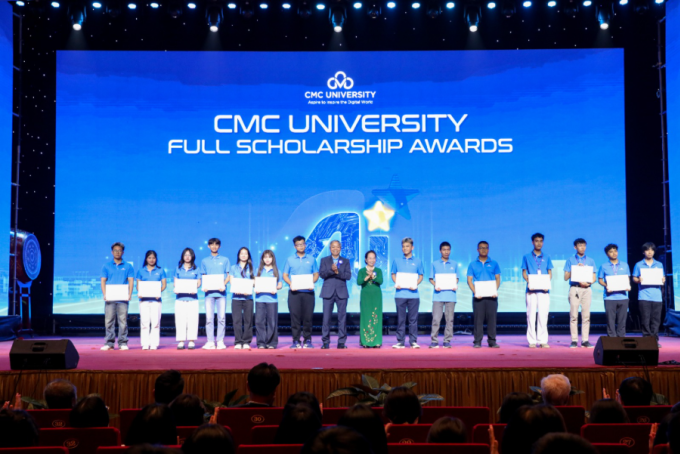 Tân sinh viên năm 2025 nhận học bổng toàn phần CMC - Khai phóng. Ảnh: Trường Đại học CMC