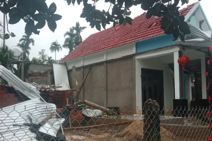 Ngôi nhà mới xây dựng nhưng cũng bị bay tôn và rơi ngói. Ảnh: Thành Minh