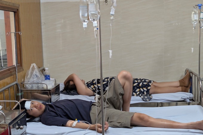 Anh Thọ và vợ đang điều trị tại Bệnh viện Đa khoa Vũng Tàu. Ảnh: Trường Hà