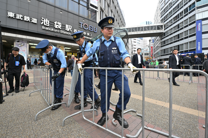 Cảnh sát Tokyo tại ga Ikebukuro, tháng 6/2025. Ảnh: Reuters
