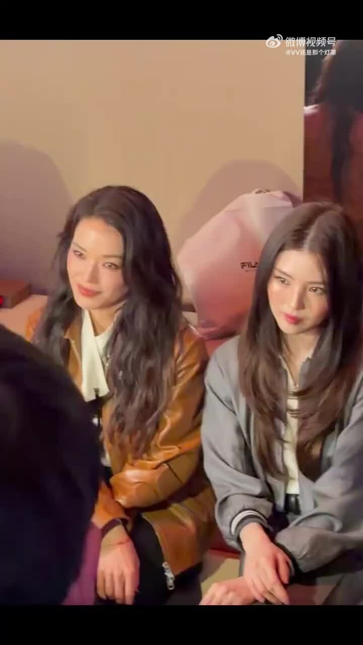 Thư Kỳ xem thời trang cùng Han So Hee