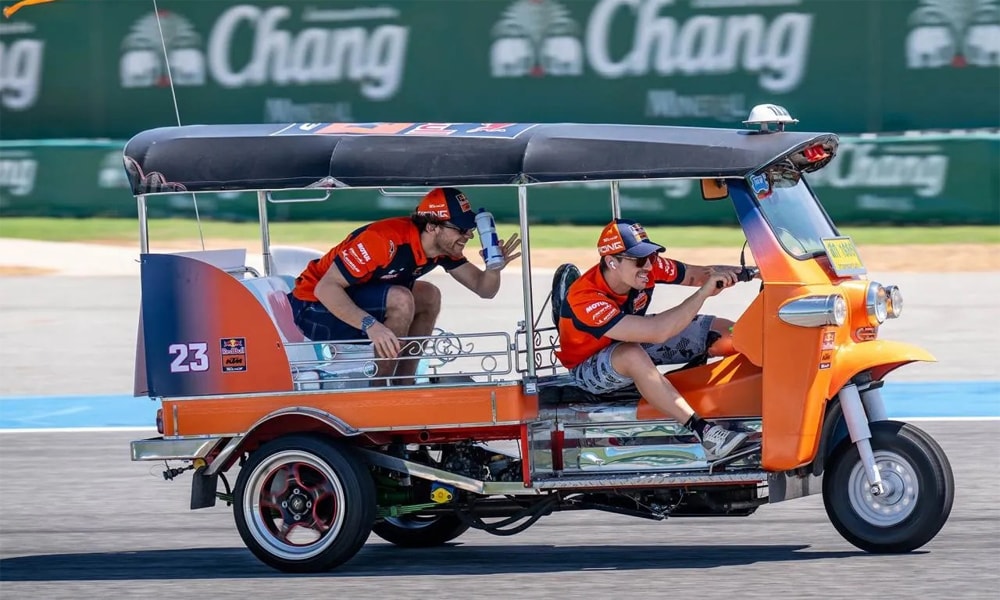 Các tay lái MotoGP đua tốc độ bằng xe tuktuk