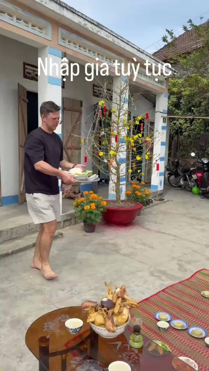 Chàng rể Nga gây sốt vì thành thạo nghi lễ trong