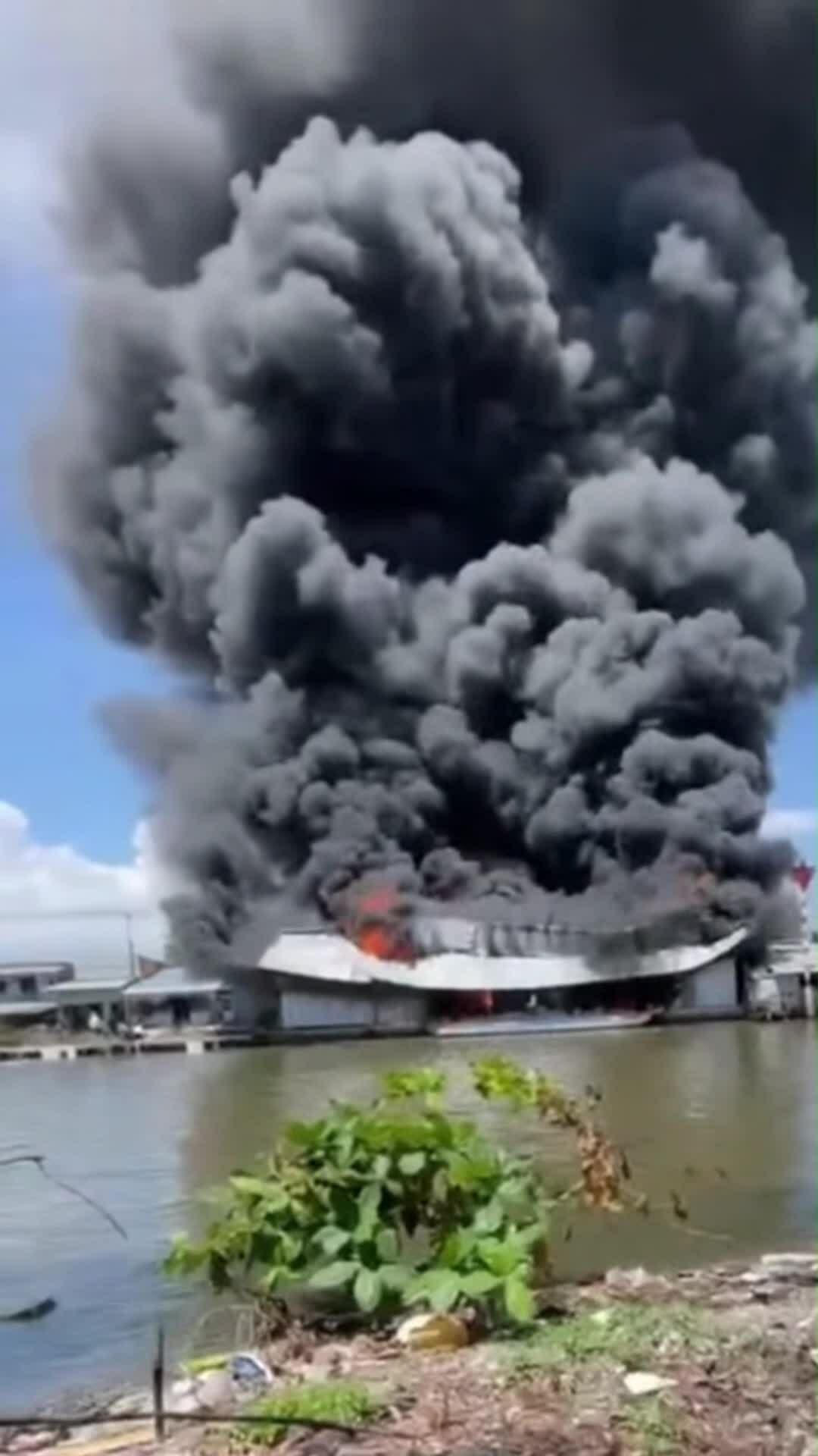 Cửa hàng trong khu dân cư cháy ngùn ngụt