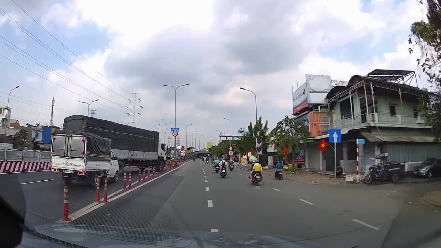 Xe tải đè qua dải phân cách để chuyển làn