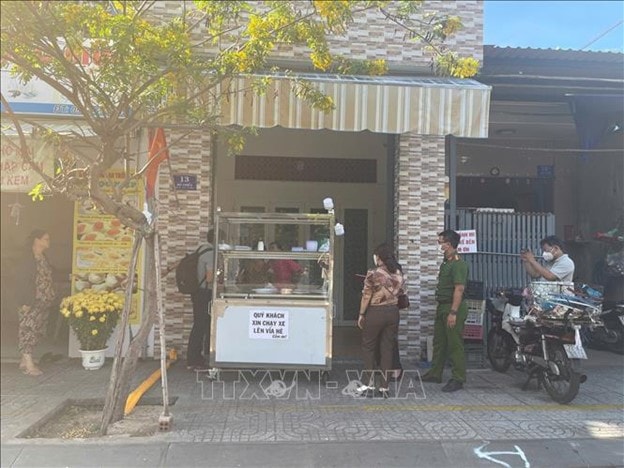 Nhiều người nhập viện nghi ngộ độc sau khi ăn bánh mì - Ảnh 2.