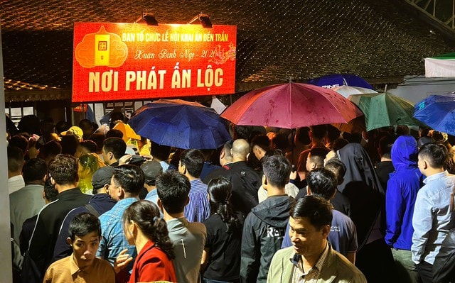 Hàng ngàn người "đội mưa" xuyên đêm chờ xin ấn đền Trần - Ảnh 1.