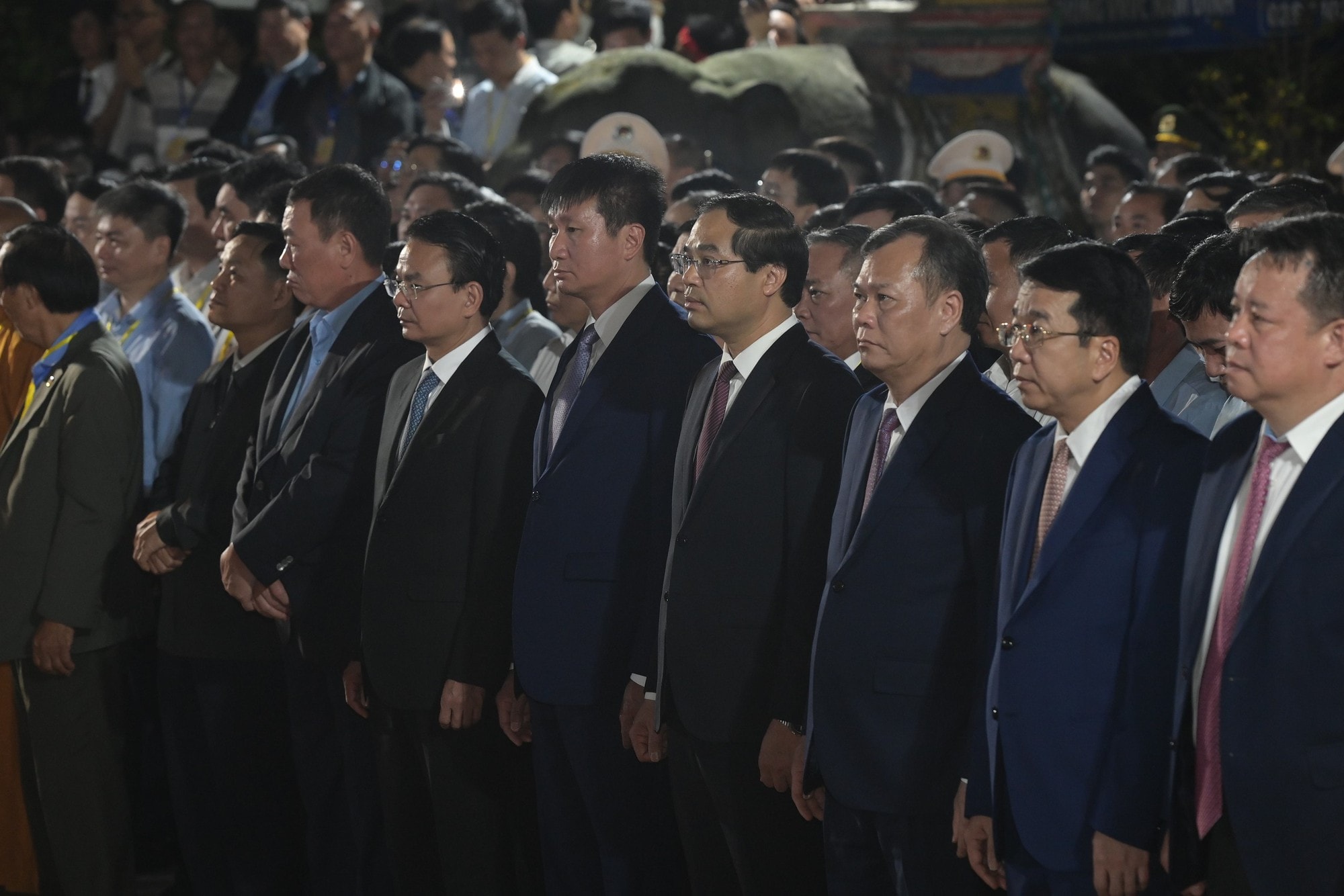 Hàng nghìn người xếp hàng chờ khai ấn Đền Trần Nam Định 2026 trong đêm- Ảnh 1.