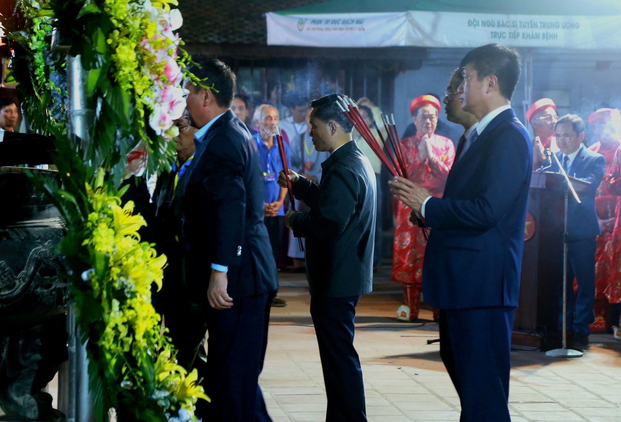 Hàng nghìn người xếp hàng chờ khai ấn Đền Trần Nam Định 2026 trong đêm- Ảnh 2.