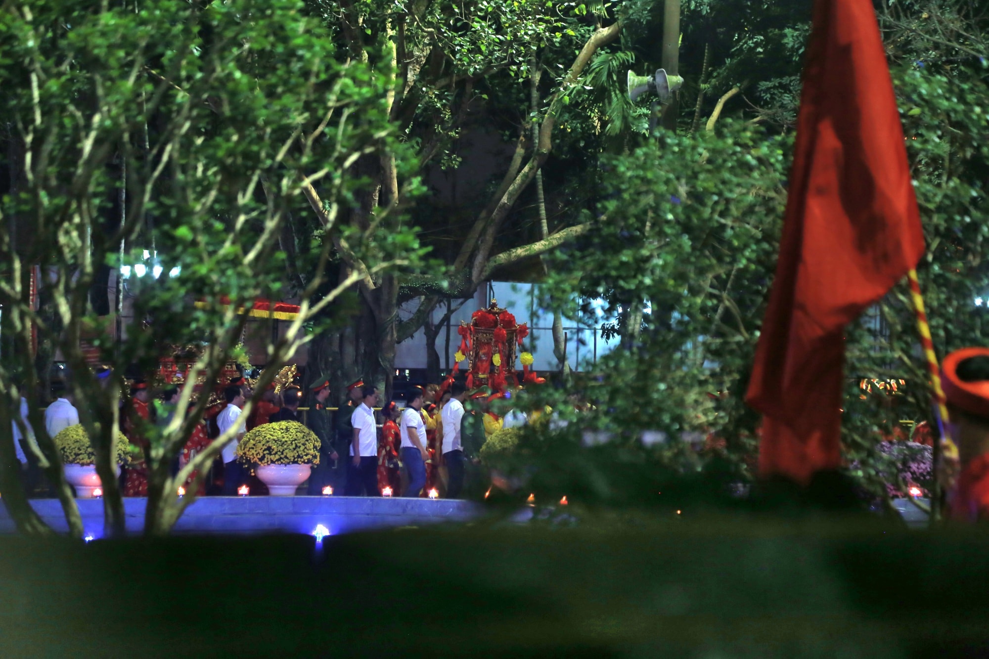 Hàng nghìn người xếp hàng chờ khai ấn Đền Trần Nam Định 2026 trong đêm- Ảnh 7.