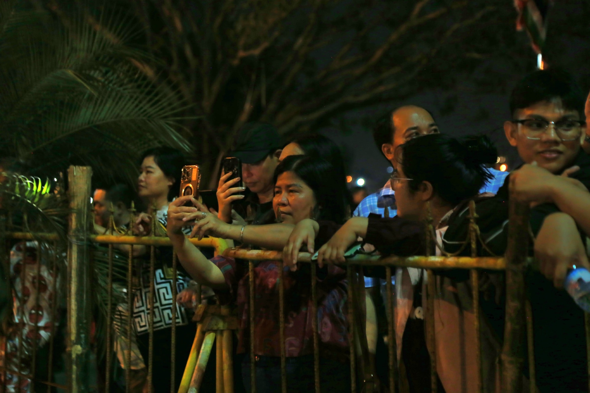 Hàng nghìn người xếp hàng chờ khai ấn Đền Trần Nam Định 2026 trong đêm- Ảnh 4.