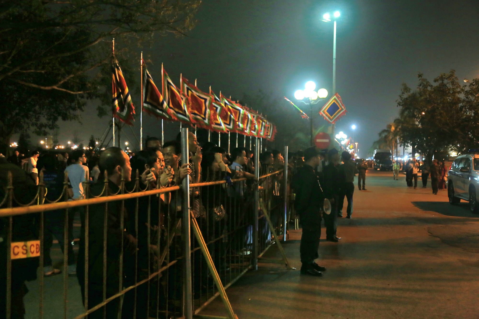 Hàng nghìn người xếp hàng chờ khai ấn Đền Trần Nam Định 2026 trong đêm- Ảnh 12.