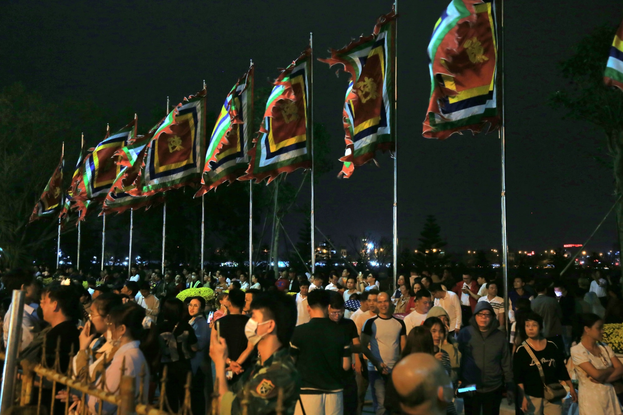 Hàng nghìn người xếp hàng chờ khai ấn Đền Trần Nam Định 2026 trong đêm- Ảnh 3.