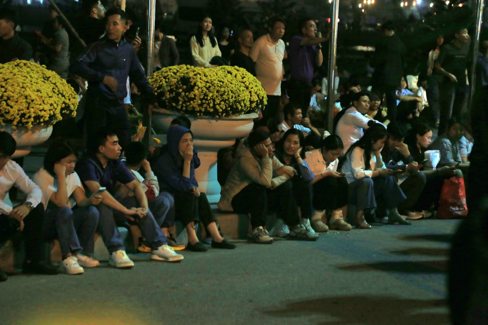 Hàng nghìn người xếp hàng chờ khai ấn Đền Trần Nam Định 2026 trong đêm- Ảnh 5.