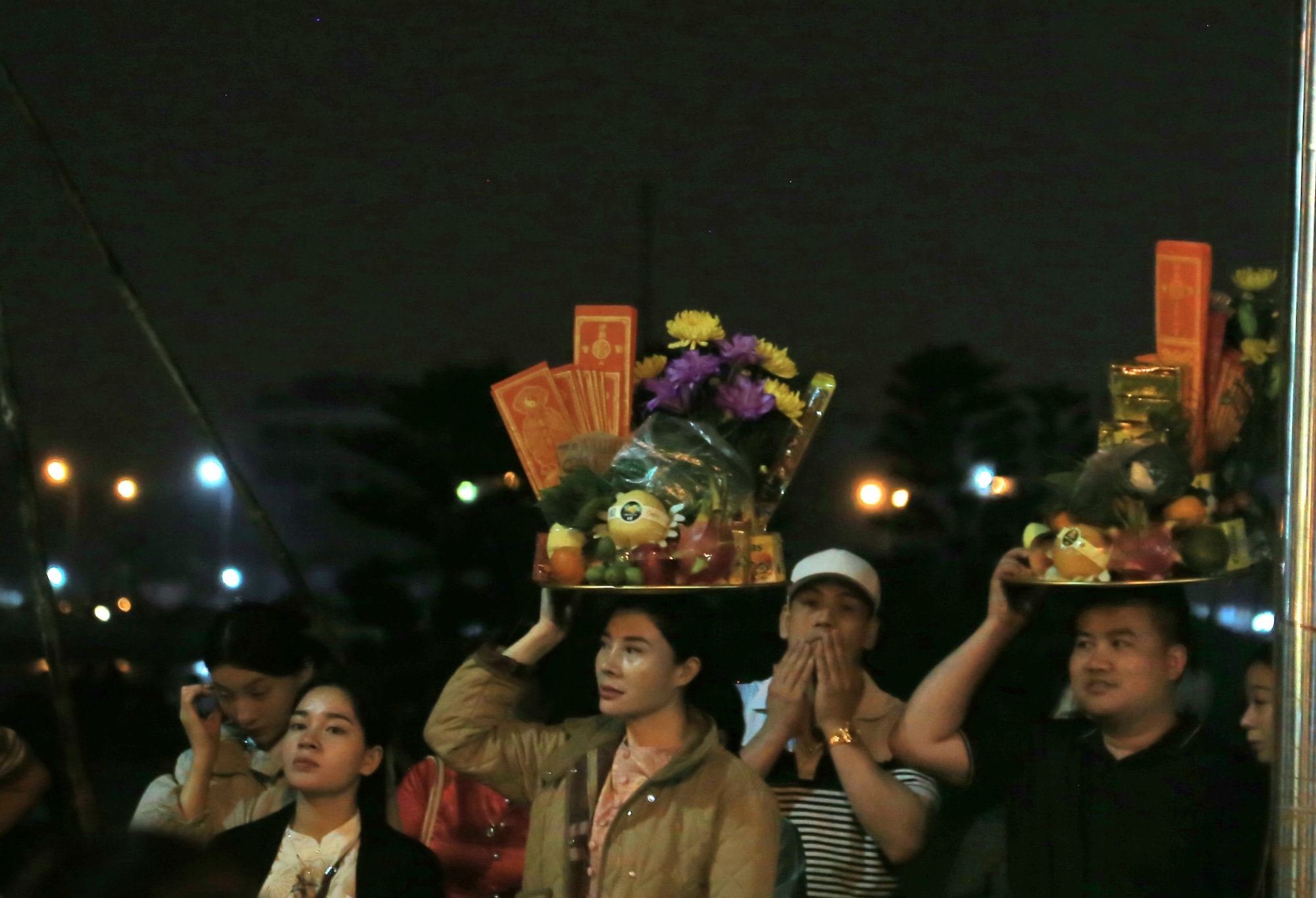 Hàng nghìn người xếp hàng chờ khai ấn Đền Trần Nam Định 2026 trong đêm- Ảnh 6.