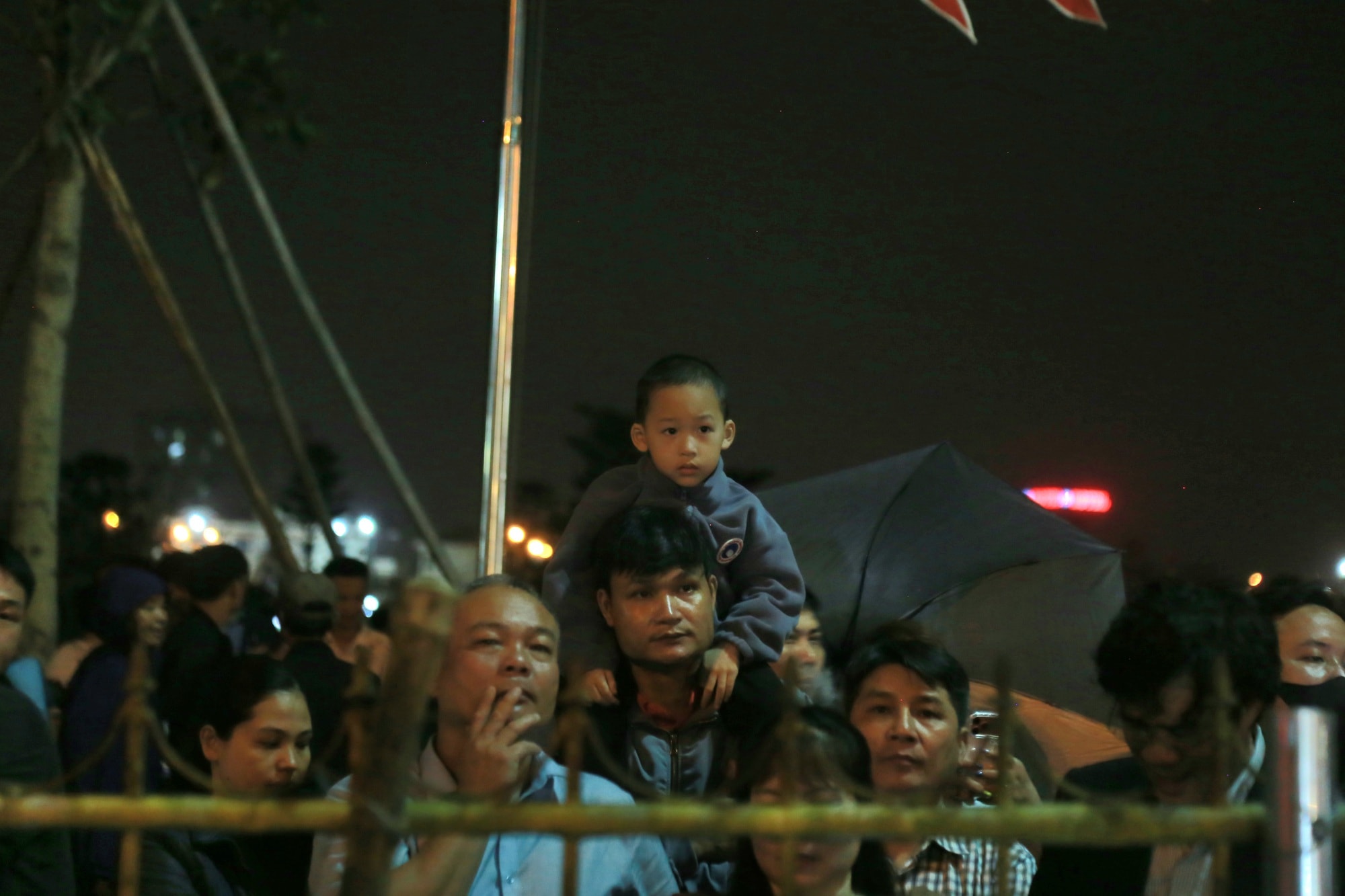 Hàng nghìn người xếp hàng chờ khai ấn Đền Trần Nam Định 2026 trong đêm- Ảnh 11.