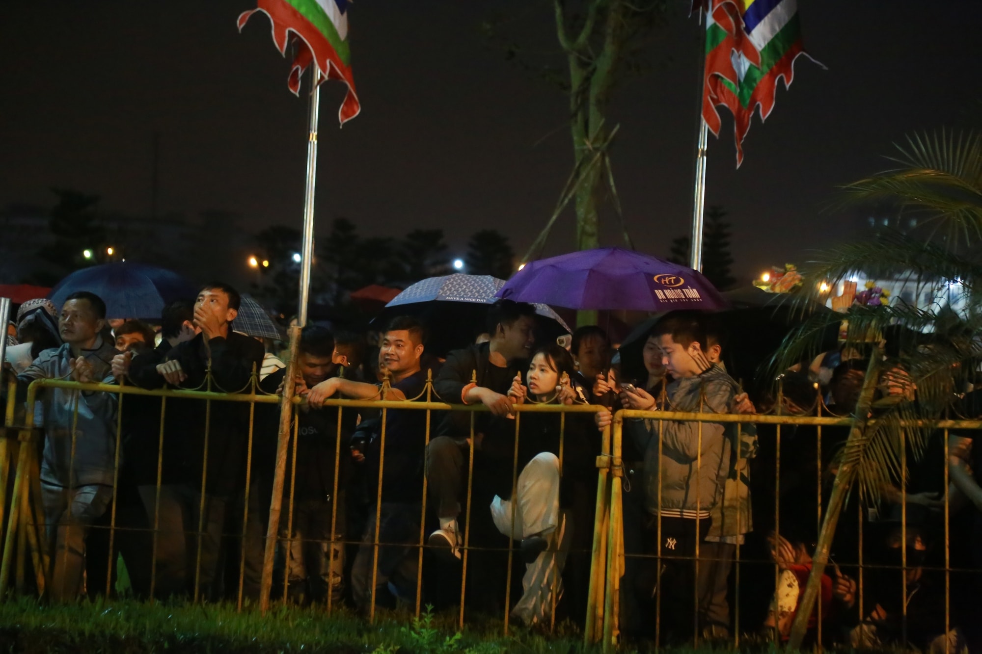 Hàng nghìn người xếp hàng chờ khai ấn Đền Trần Nam Định 2026 trong đêm- Ảnh 8.