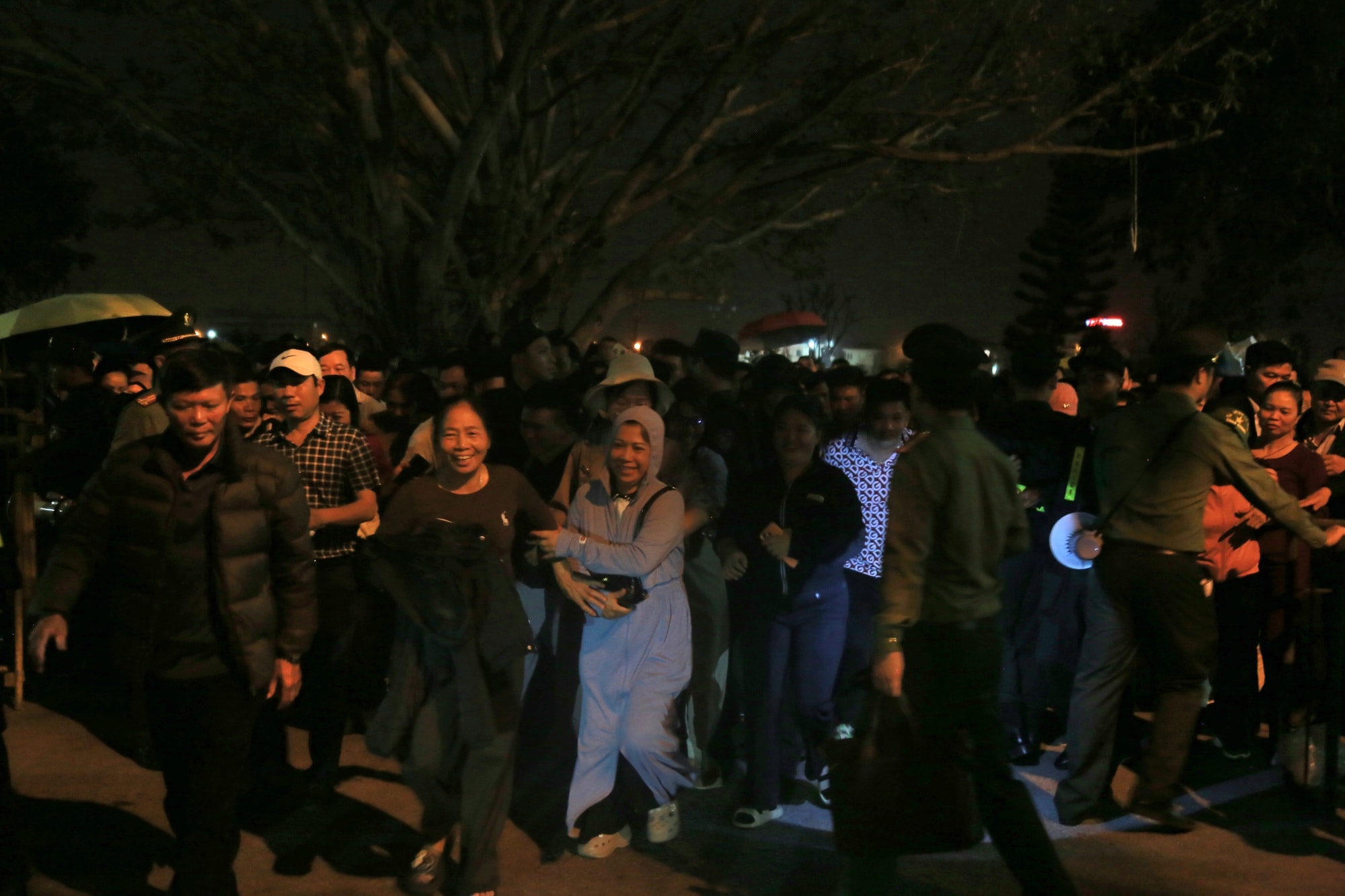 Hàng nghìn người xếp hàng chờ khai ấn Đền Trần Nam Định 2026 trong đêm- Ảnh 13.