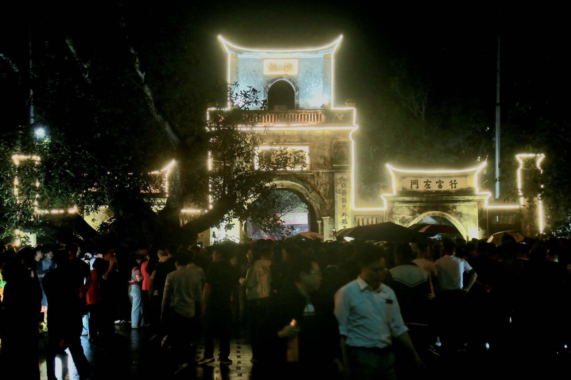 Hàng nghìn người xếp hàng chờ khai ấn Đền Trần Nam Định 2026 trong đêm- Ảnh 14.