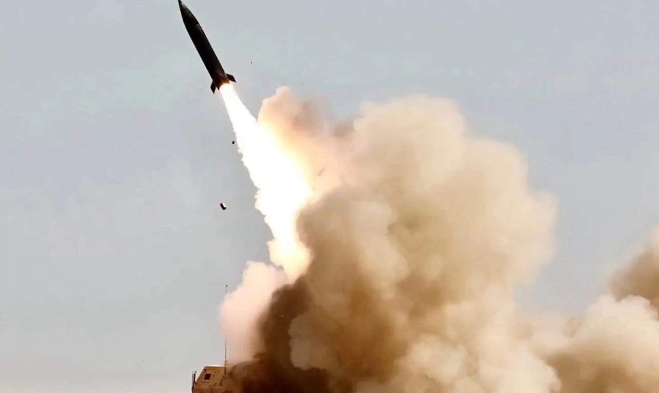 Tên lửa Tấn công Chính xác (PrSM) phóng từ pháo phản lực HIMARS. (Ảnh: US Army)