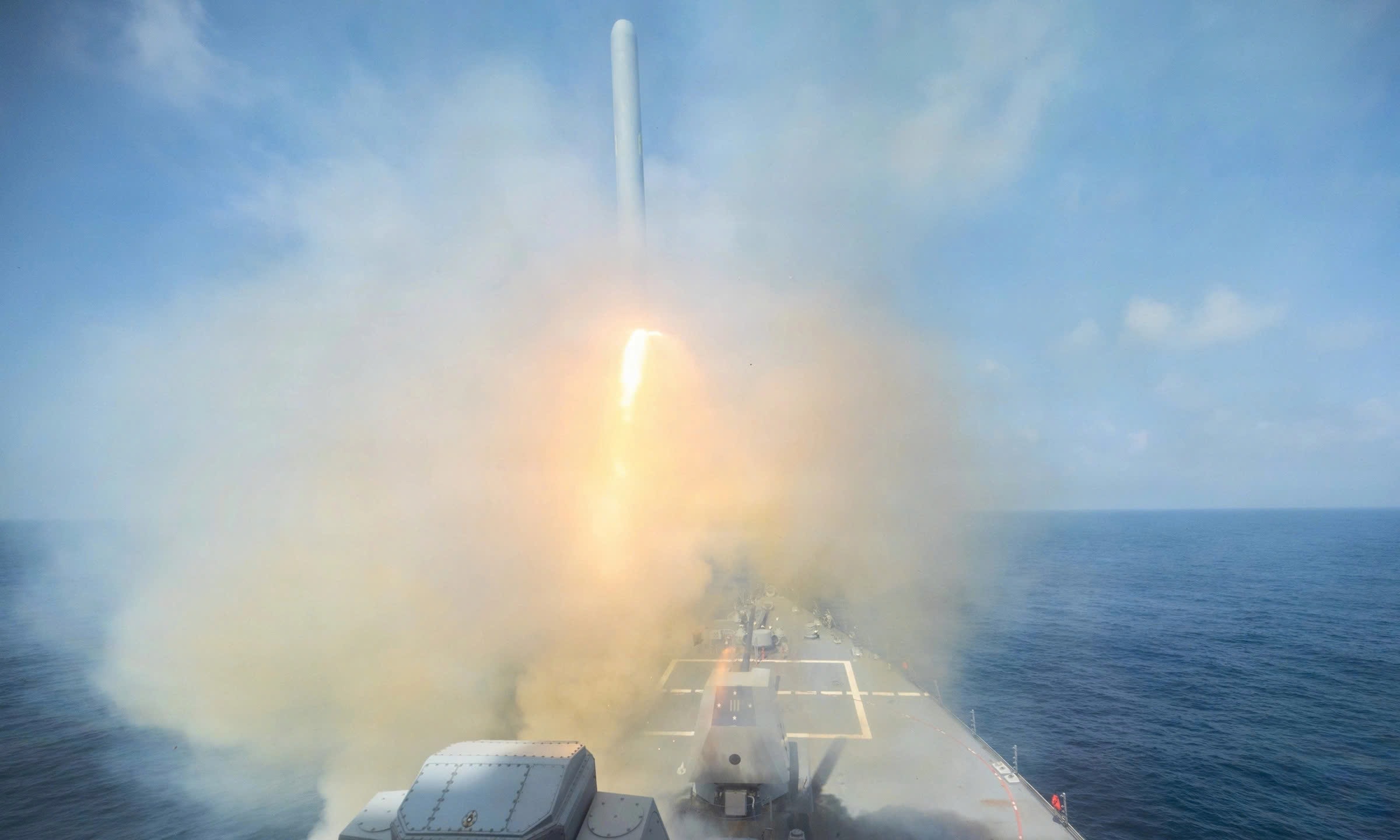 Tên lửa Tomahawk do khu trục hạm USS Spruance khai hỏa hôm 28/2.