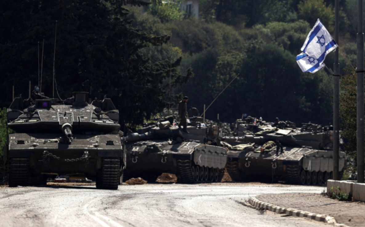 Xe tăng Israel sát biên giới Lebanon. (Ảnh: Reuters)