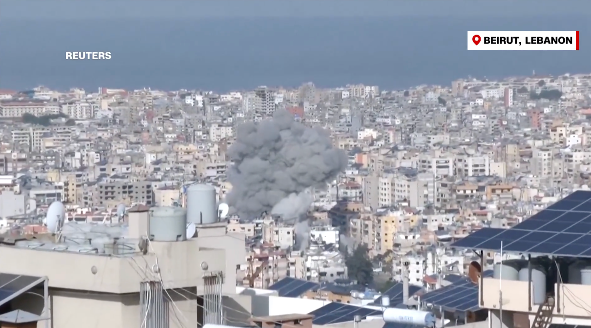 Khói bốc lên nghi ngút tại vùng ngoại ô Beirut. (Video: Reuters)