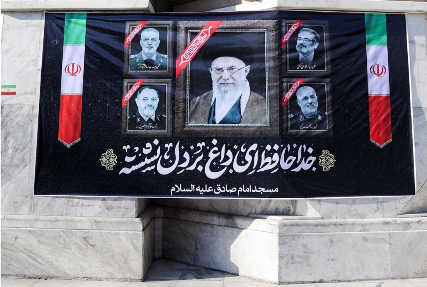 Biểu ngữ tưởng niệm Cố Lãnh tụ Tối cao Iran Ali Khamenei cùng các nhà lãnh đạo khác thiệt mạng trong các cuộc không kích của Israel và Mỹ vào iran hôm 28/2. Ảnh: WANA/Reuters