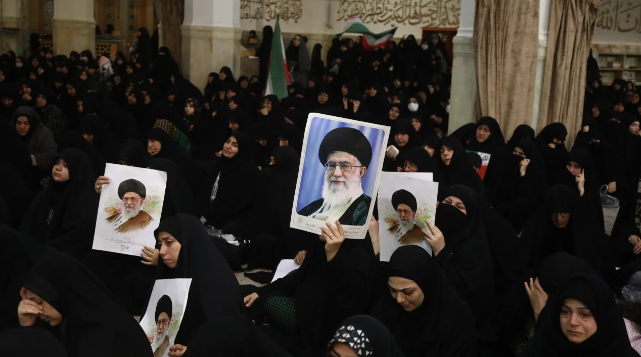 Người dân Iran bày tỏ sự thương tiếc trước sự ra đi của Lãnh tụ tối cao Iran Ayatollah Ali Khamenei tại thành phố Qom. (Nguồn: Axios)