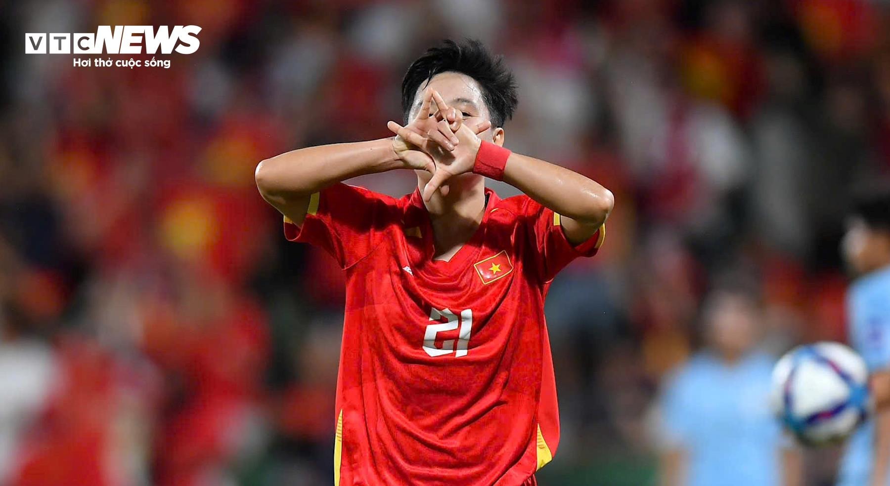 Ngân Thị Vạn Sự ghi bàn cho đội tuyển nữ Việt Nam.