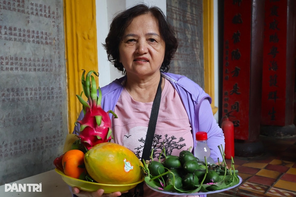 Người dân xếp hàng hơn nửa cây số để “vuốt” ngựa Xích Thố cầu may - 4