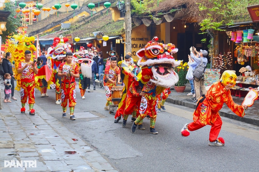 Người dân xếp hàng hơn nửa cây số để “vuốt” ngựa Xích Thố cầu may - 6