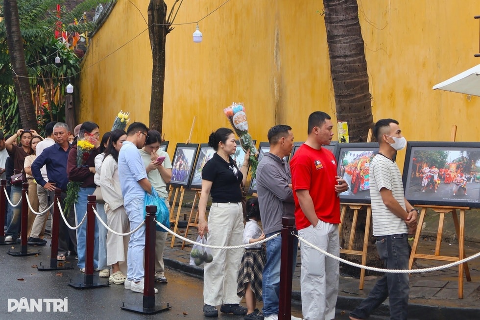 Người dân xếp hàng hơn nửa cây số để “vuốt” ngựa Xích Thố cầu may - 1