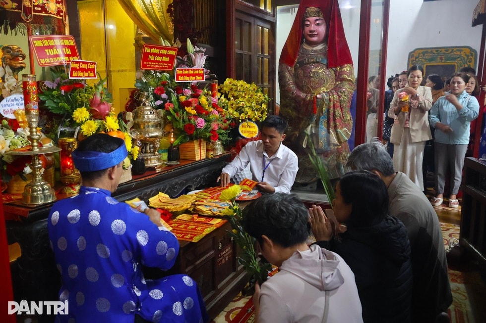 Người dân xếp hàng hơn nửa cây số để “vuốt” ngựa Xích Thố cầu may - 3